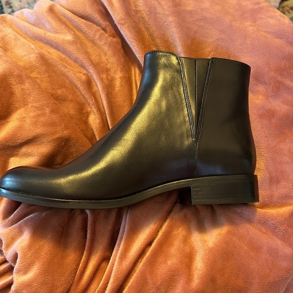 NIB Black Leather Michael Kors Zipper Booties - Picture 4 of 4